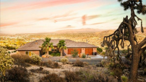 Desert villa with great views, hot tub and mini-golf